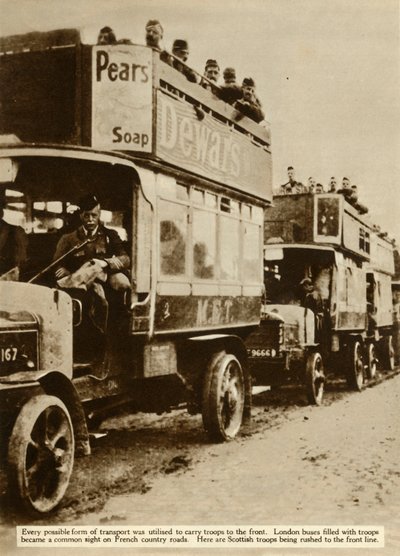 Autobus di Londra che portano truppe scozzesi al fronte, Prima Guerra Mondiale, 1914, 1935 da Unbekannt
