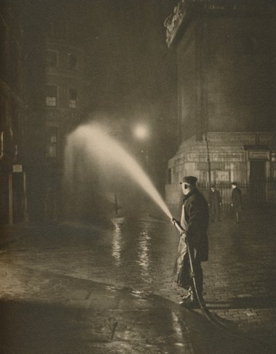 Pulizia Notturna di Londra: Scena alla Base del Monumento, c1935 da Unbekannt