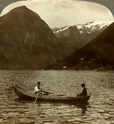Guardando attraverso Essefjord da Tjugum al Kjeipen coperto di ghiaccio, Norvegia, c. 1905 da Unbekannt