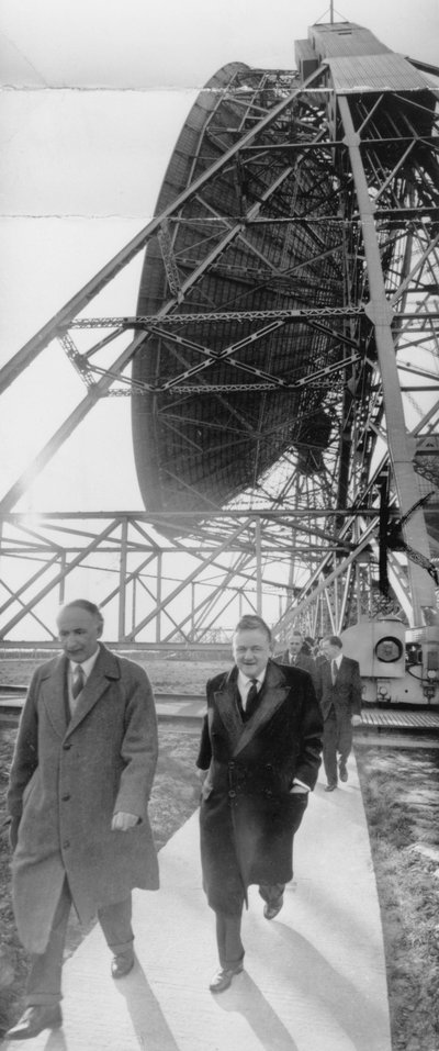Lord Hailsham e il professor Alfred Lovell a Jodrell Bank, Cheshire, marzo 1960 da Unbekannt
