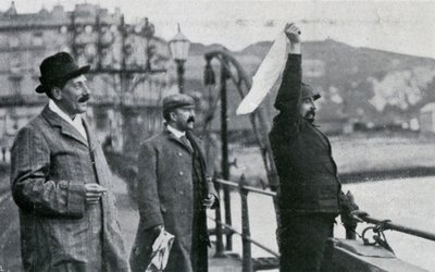 Louis Blériot sul molo di Dover dopo il suo volo attraverso il Canale della Manica, 25 luglio 1909 da Unbekannt
