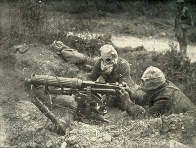 Mitraglieri in azione con maschere antigas, 1919 da Unbekannt