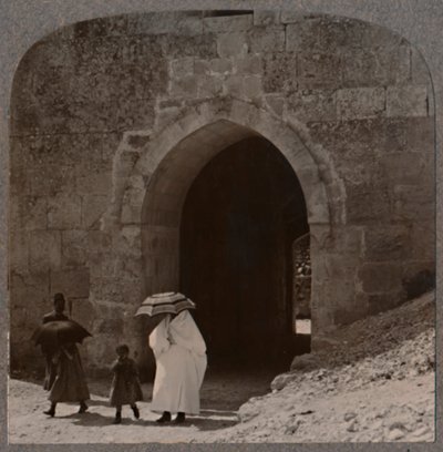Donne musulmane che entrano a Gerusalemme dalla Porta di Erode, c1900 da Unbekannt