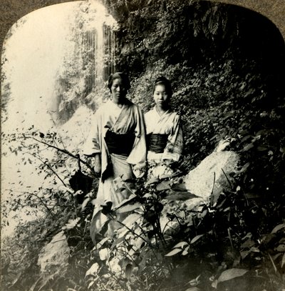 Fanciulle della Terra del Sol Levante, sotto le cascate di Kogijoku..., c1900 da Unbekannt