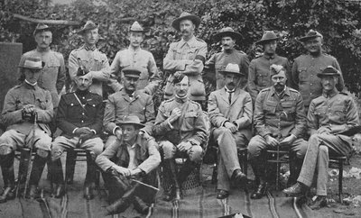 Maggior Generale Baden-Powell e i Principali Uomini che lo Aiutarono a Difendere Mafeking, 1900 da Unbekannt