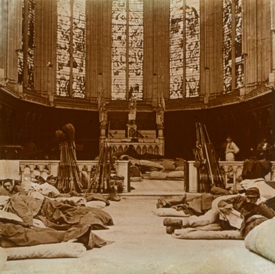 Baracche improvvisate in una chiesa, Marna, Francia settentrionale, 1914 da Unbekannt