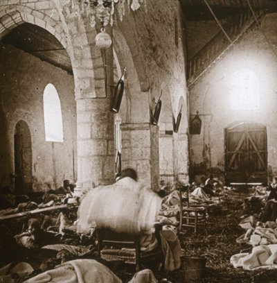 Ospedale improvvisato in una chiesa, Marna, Francia settentrionale, 1914 da Unbekannt