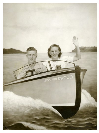 Uomo e donna in una barca chiamata "Miss Wildwood" c.1940 da Unbekannt