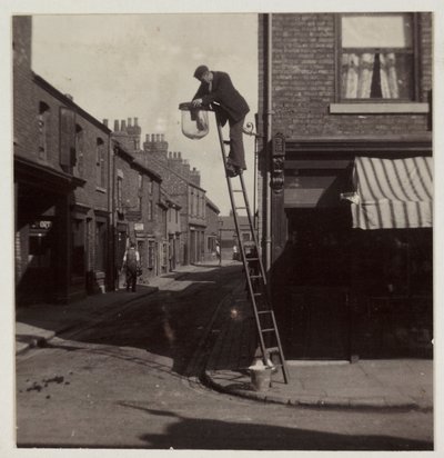 Uomo che pulisce un lampione a gas, circa 1905 da Unbekannt