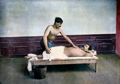 Uomo che riceve un massaggio in una casa da bagno, c1890 da Unbekannt