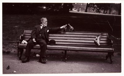 Uomo su una panchina del parco, c 1920 da Unbekannt