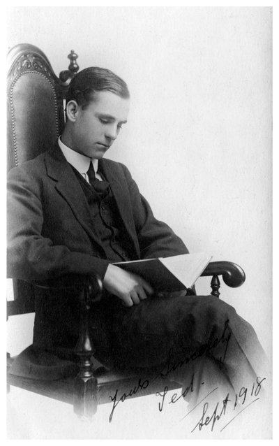 Uomo seduto su una sedia che legge un libro, 1918 da Unbekannt