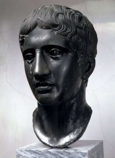 Testa di marmo del Doriforo copia romana dell
