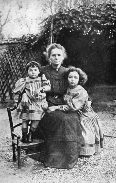 Marie Curie, fisica franco-polacca, con le sue figlie Eve e Irene da Unbekannt