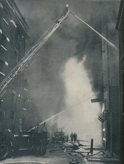 Forze moderne dei vigili del fuoco contro un incendio cittadino, c1935 da Unbekannt
