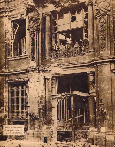 Membri della Divisione Marina del Popolo sul balcone del Palazzo della Città da Unbekannt