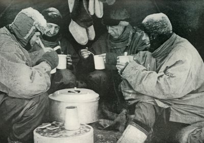 Membri del gruppo polare che mangiano in campo, c1911, 1913 da Unbekannt