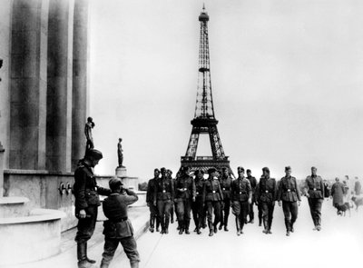 Membri delle SS in visita alla Torre Eiffel, Parigi, luglio 1940 da Unbekannt