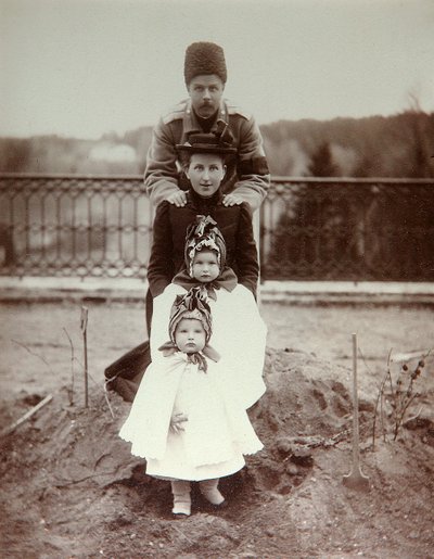 Membri della famiglia del Duca Fyodor Uvarov nella loro tenuta di campagna, Porechye, Russia, anni 1880 da Unbekannt