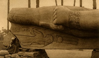 Memphis - La Statua Colossale di Ramesse II (dettaglio), c1918-c1939 da Unbekannt