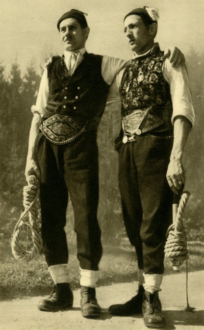 Uomini in abiti tradizionali, Mühlviertel, Alta Austria, c1935 da Unbekannt