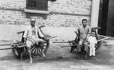Uomini con carriole, Vietnam, XX secolo da Unbekannt