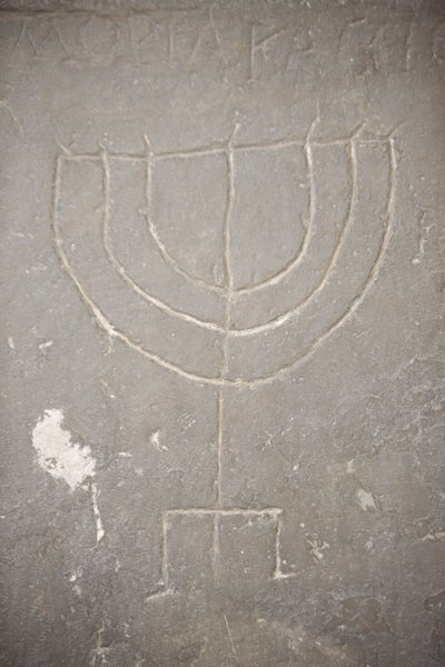 Menorah scolpita su una vecchia lapide, Budapest, Ungheria da Unbekannt