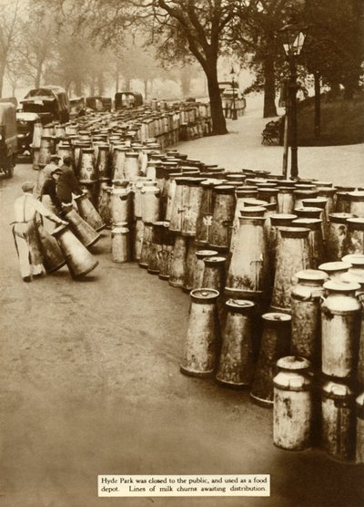 Bidoni del latte a Hyde Park durante lo sciopero generale, Londra, 1926 da Unbekannt