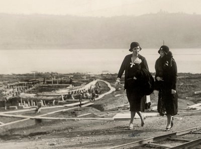 Millicent Veronica Willison, moglie di William Randolph Hearst, in visita ai lavori di recupero delle antiche navi romane dal Lago di Nemi, c.1930 da Unbekannt