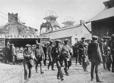 Minatori che lasciano la miniera dopo la scadenza dei loro avvisi di sciopero, 1915 da Unbekannt