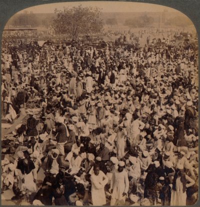 Musulmani nel giorno di digiuno fuori dalla moschea Jumma, guardando a sud, Delhi, India, 1903 da Unbekannt