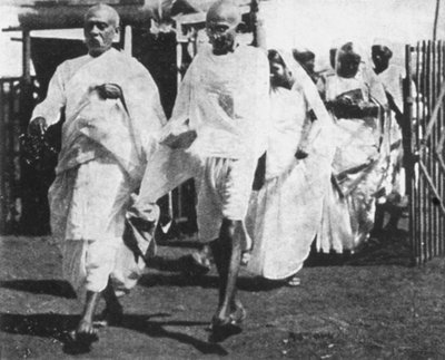 Mohandas Gandhi, leader nazionalista indiano, in viaggio verso il Congresso, 1932 da Unbekannt