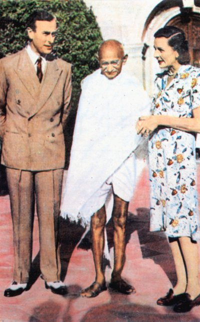 Mohandas Karamchand Gandhi 1869-1948, in piedi tra Lord e Lady Mountbatten da Unbekannt