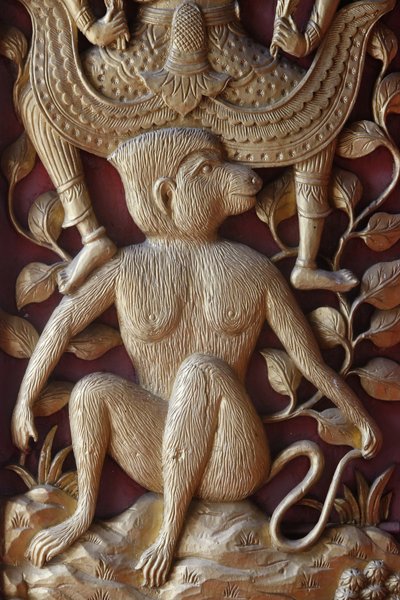 Rilievo di scimmia su una porta nel Wat Dab Phai, Chiang Mai, Thailandia da Unbekannt
