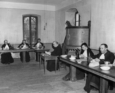 Monaci a cena nel refettorio, Asile St Leon, Francia, c1947-1951 da Unbekannt