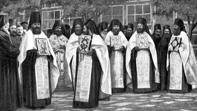 Monaci della chiesa greca che trasportano volumi della Liturgia, Grecia, 1922 da Unbekannt