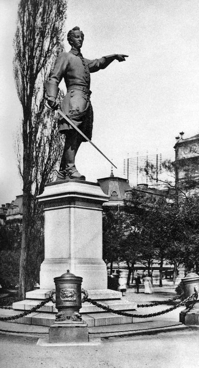 Monumento a Carlo XII, giardini dietro il Teatro dell