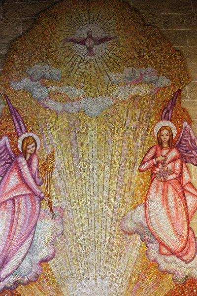 Mosaico nella chiesa del Sacro Cuore di Gesù: angeli e Spirito Santo, Gallipoli, Italia da Unbekannt