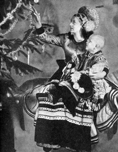 Madre e bambino con albero di Natale, popolo Matyo, Miskole, Ungheria, 1936 da Unbekannt