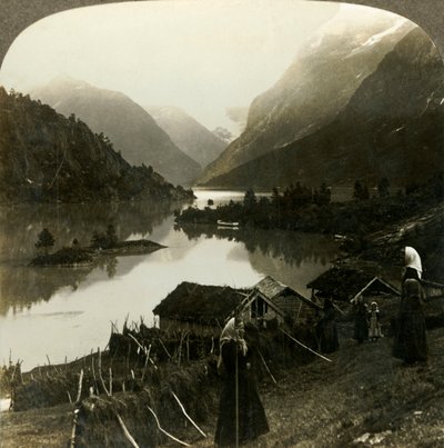 Lago Loen circondato da montagne - incomparabile in bellezza e grandiosità - dalla fattoria Seten, Norvegia, c1905 da Unbekannt