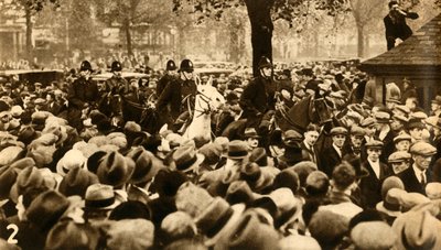 Polizia a cavallo e manifestanti, proteste contro il Means Test, Hyde Park, Londra, 1932, 1933 da Unbekannt