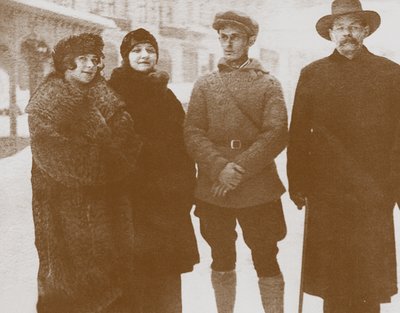 Moura Budberg seconda da sinistra con Maxim Gorky a destra, c. 1920 da Unbekannt