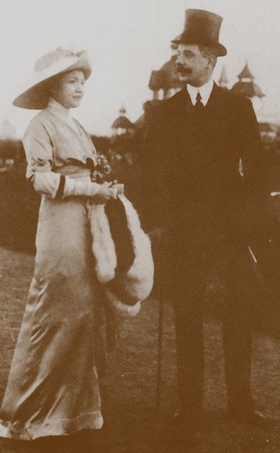 Moura Budberg con il suo primo marito von Benckendorf alle corse di cavalli di Berlino, 1913 da Unbekannt