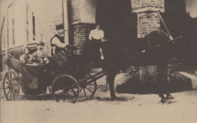 Moura Budberg con il suo primo marito von Benckendorf in una carrozza nella loro tenuta estone, 1912 da Unbekannt
