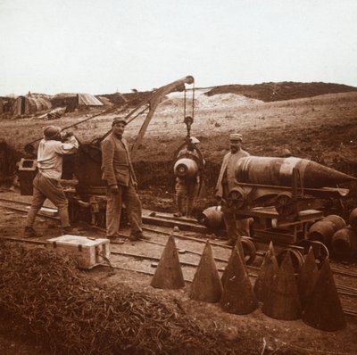 Movimentazione di conchiglie con gru, Genicourt, Francia settentrionale, c1914-c1918 da Unbekannt