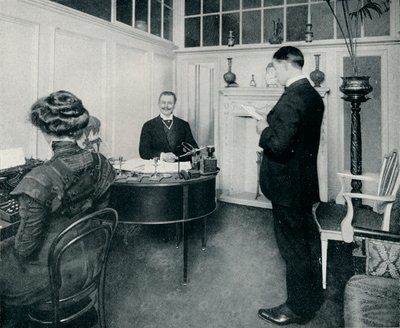 Mr Sandow che si occupa della sua corrispondenza quotidiana, c1898 da Unbekannt