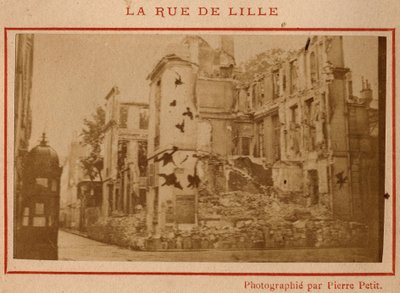 Comune di Parigi (1871): vista degli edifici distrutti in rue de Lille a Parigi nel maggio 1871. Fotografia di Pierre Pepetit. Stampa su cartone, Dim. 9x5,4 cm da Unbekannt