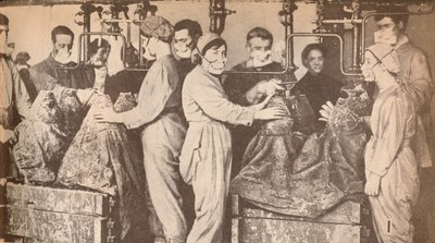 Operai di munizioni che indossano respiratori mentre riempiono proiettili con trinitrotoluene T.N.T., c1916 da Unbekannt