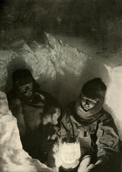 Murray e Priestley che scendono in un pozzo scavato nel Lago Verde, c1908, 1909 da Unbekannt