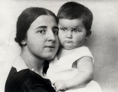 Nadezhda Alliluyeva, seconda moglie di Josef Stalin, e la loro figlia Svetlana Alliluyeva, 1927 da Unbekannt